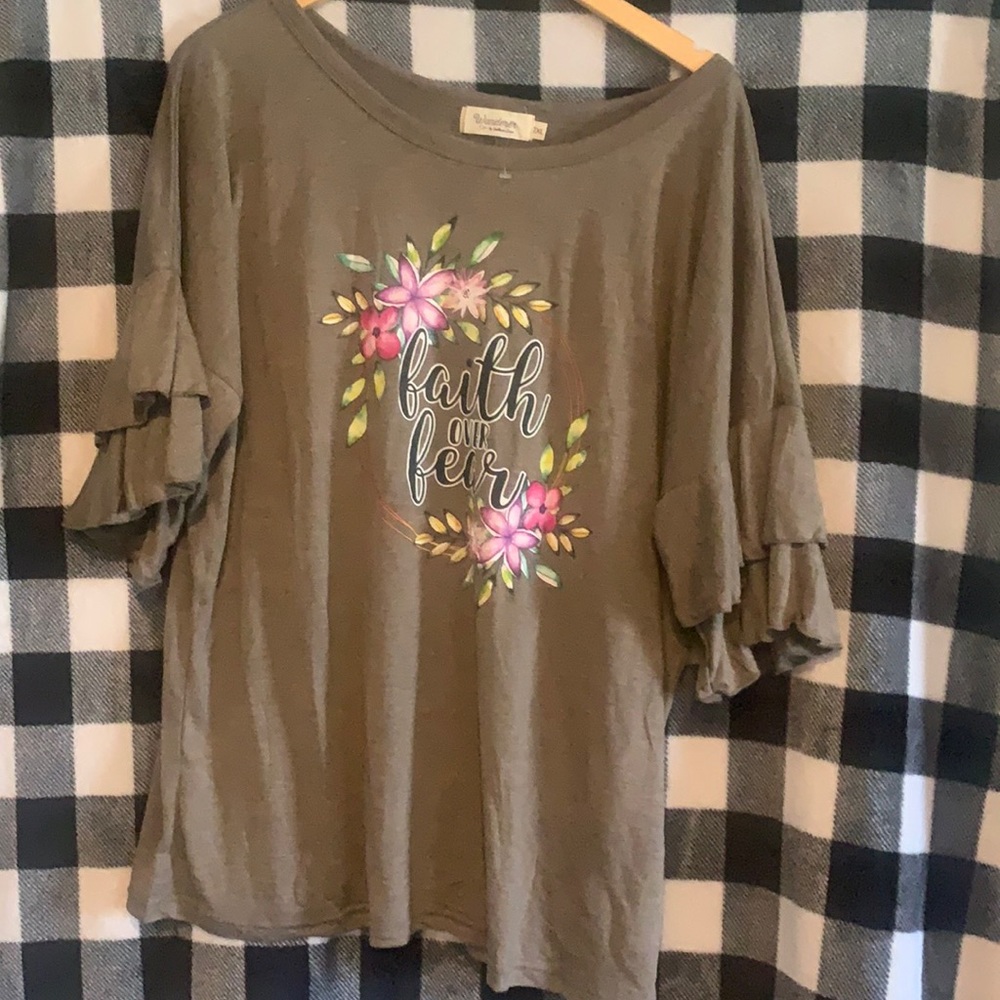 Beautiful “faith over fear” shirt in 2XL. ✝️🌸💐